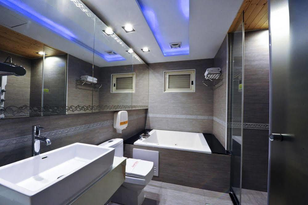 Zj Motel Hsinchu Extérieur photo